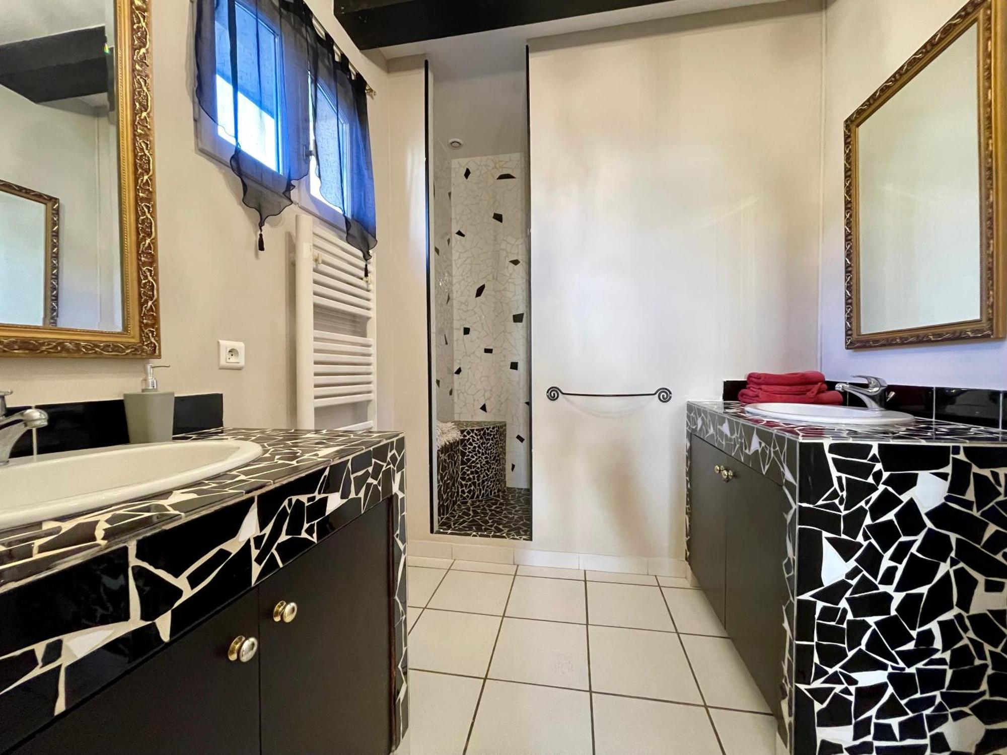 Cote Cite Appartements - Parking Prive - 100M Cite Medievale قرقشونه الغرفة الصورة